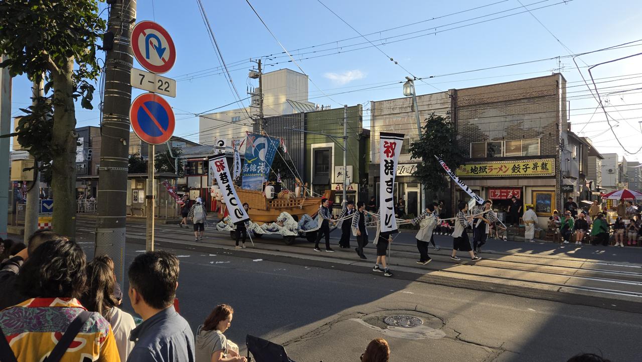 Several of the floats were like this one - entirely unpowered, just *dragged* by a bunch of people.